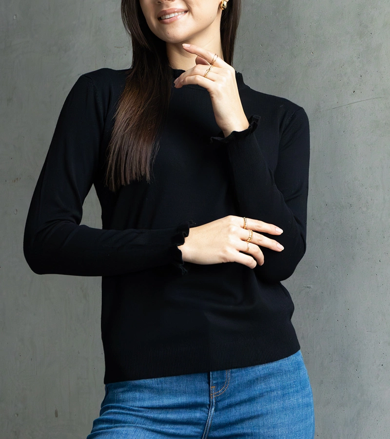 Čierny mäkký svetrík zdobený volánom Luel.