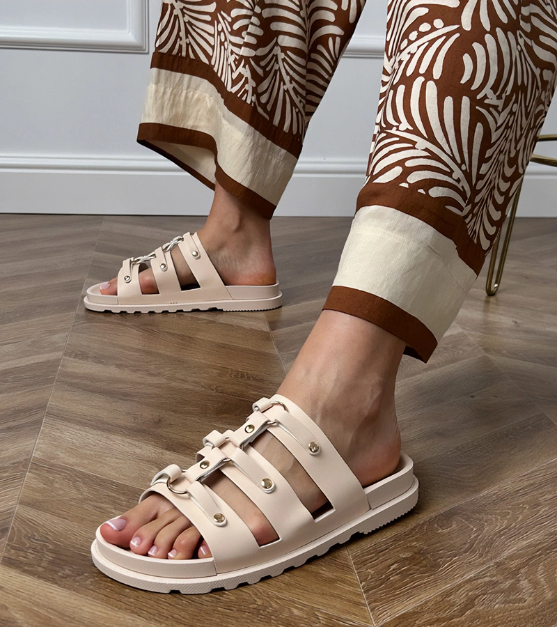 Béžové rímske šľapky s cvokmi Elenois