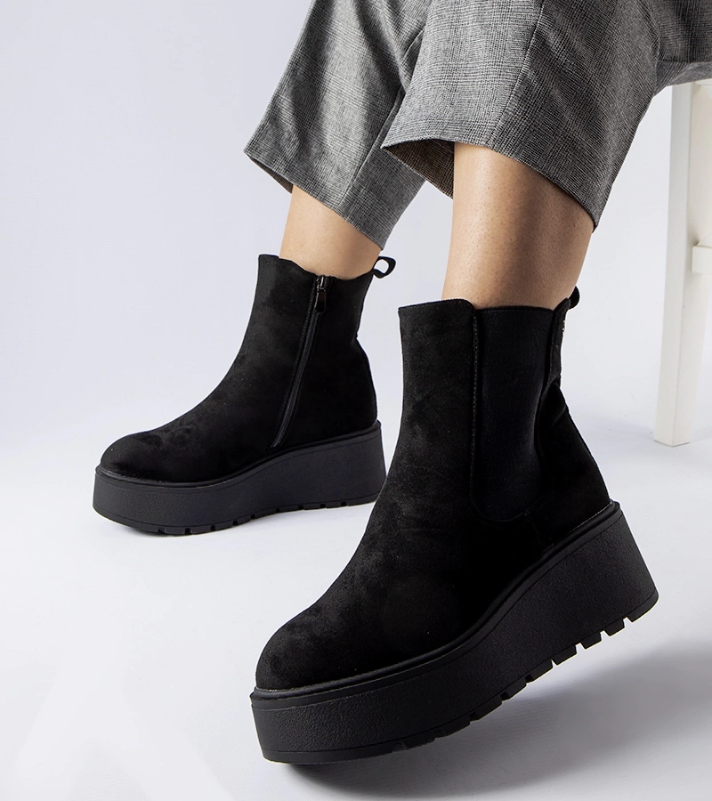 Čierne zateplené členkové čižmy na klinu Discesa