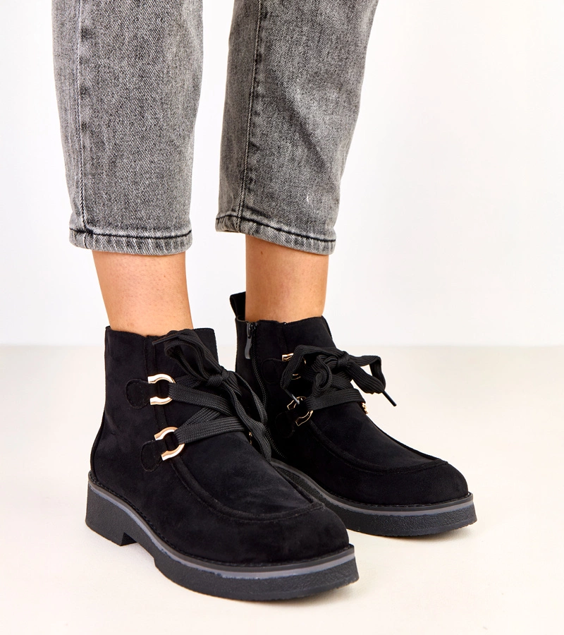 Čierne zateplené členkové topánky s ozdobnými šnúrkami Katrins