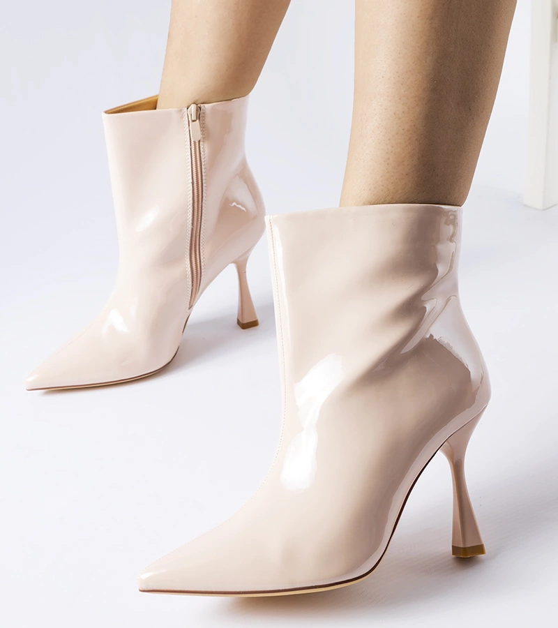 Beige lakované členkové čižmy na opätku Dionisi