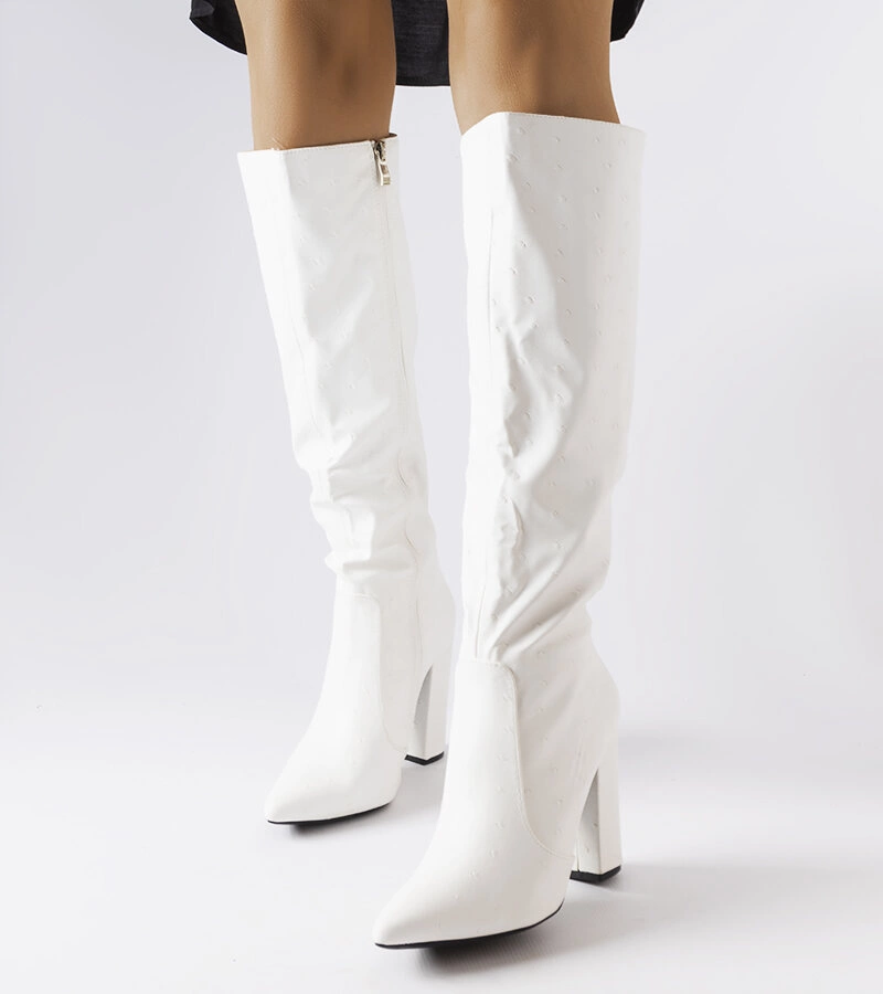 Biele embosované topánky s príspevkom Delfina