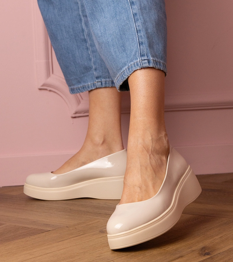 Béžové lakované poltopánky na platforme Nikara