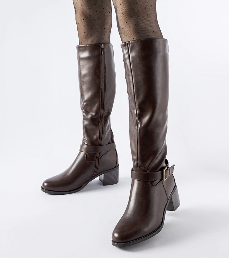 Tmavohnedé kozačky s ozdobnou sponou Ernest.