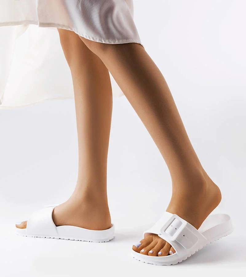 Biele gumené žabky so sponou Nelm