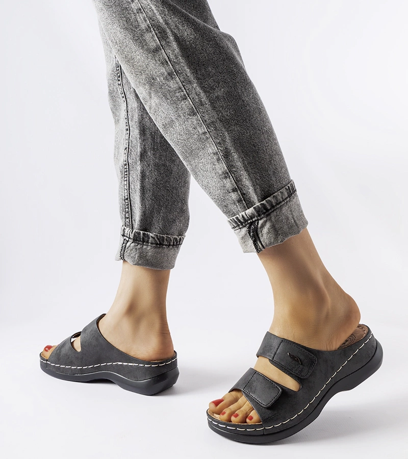 Čierne žabky na nízkom podpätku Fréchette