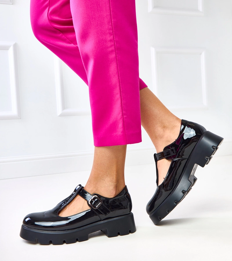 Čierne lakované poltopánky na podpätku so zapínaním Juliska