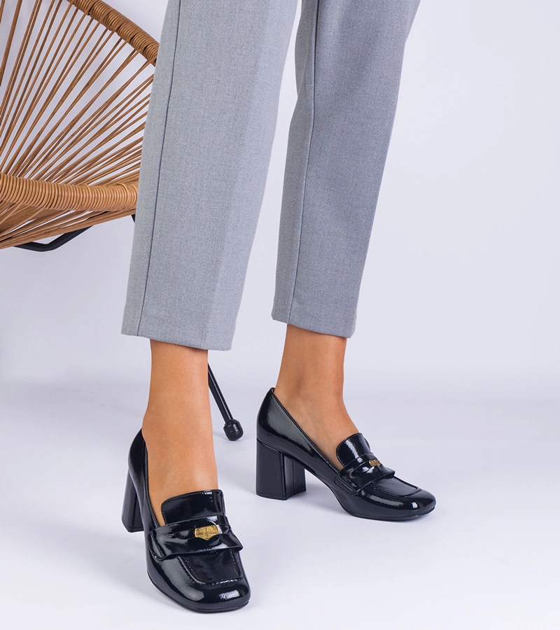 Čierne lakované dámske poltopánky na podpätku Vergento