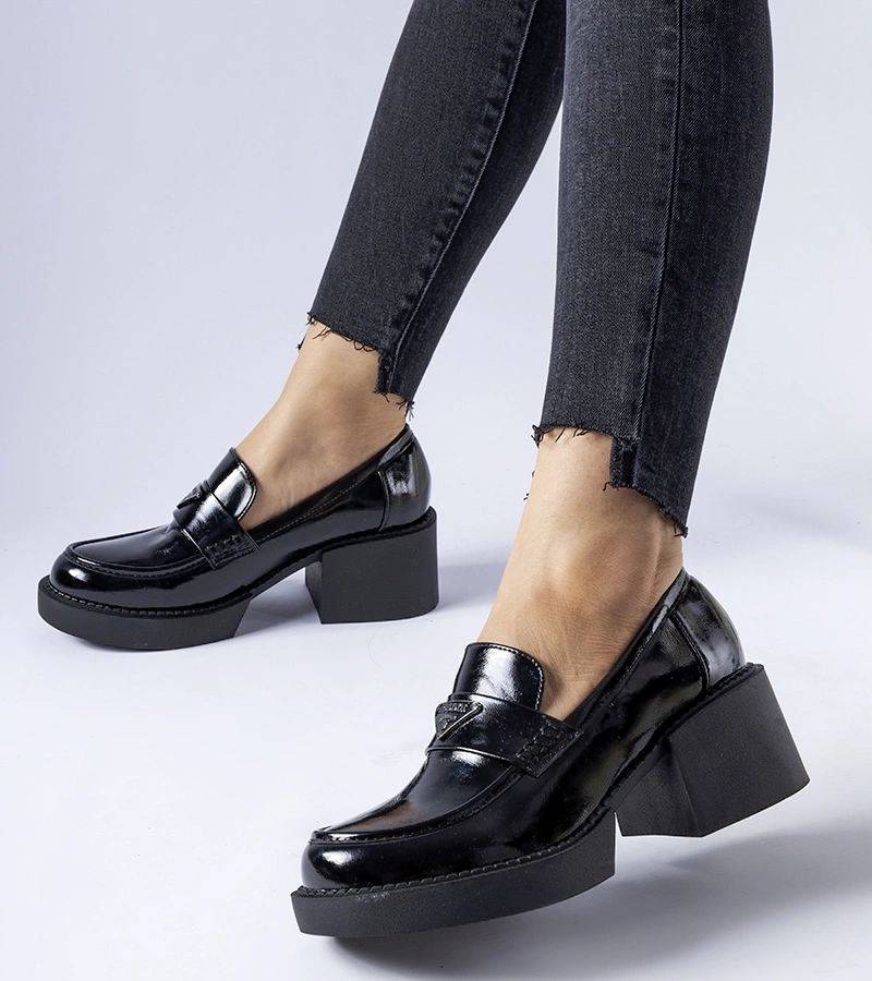 Čierne lakované topánky na podpätku Hobbs