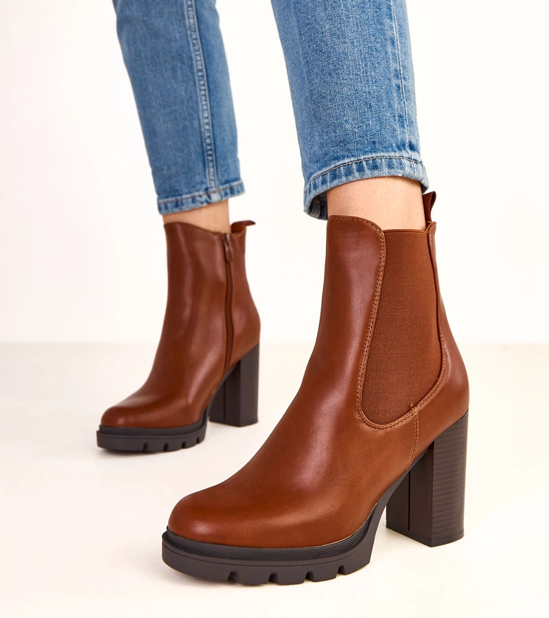 Hnedé členkové čižmy na podpätku s elastickou vsadkou Darina