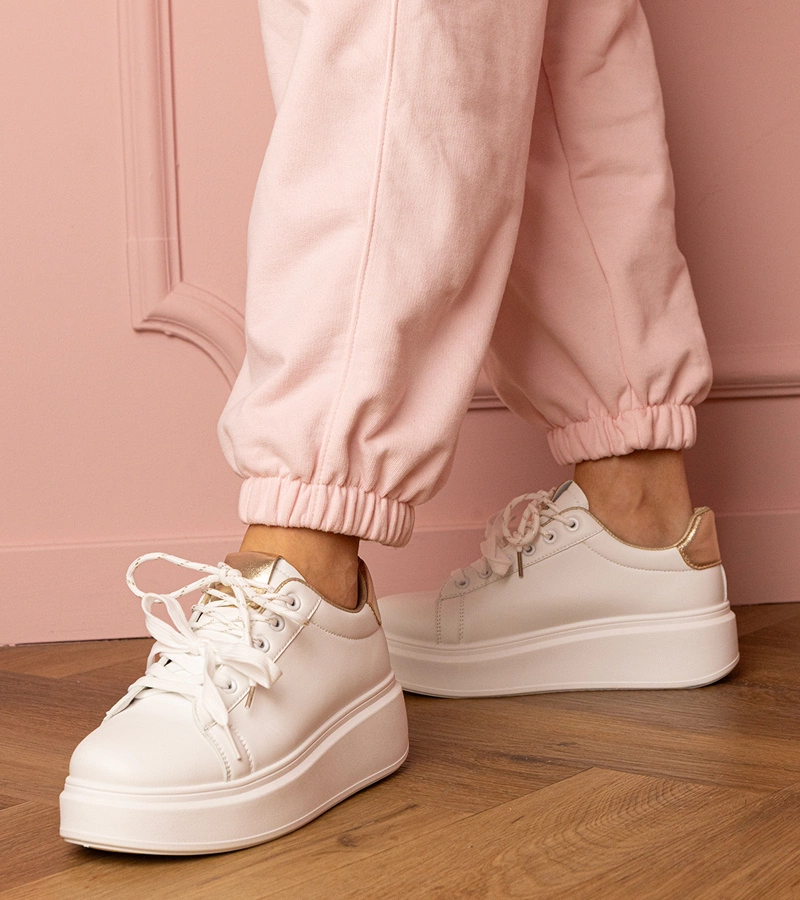 Bielo-zlaté športové tenisky na platforme Kler