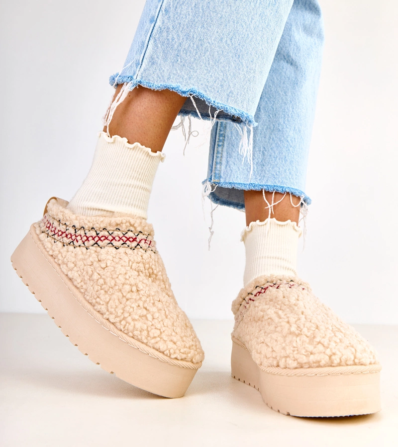 Béžové nízke snehule na platforme Royana