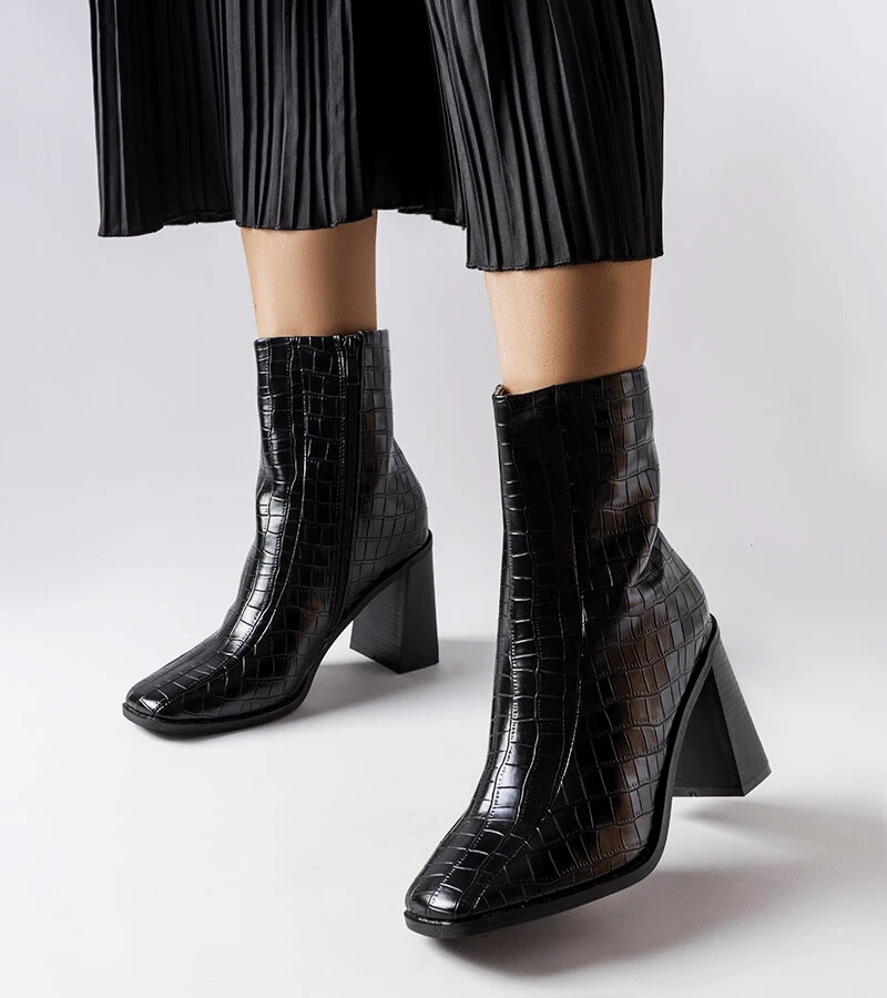 Čierne topánky z imitácie krokodílej kože od značky Belluci
