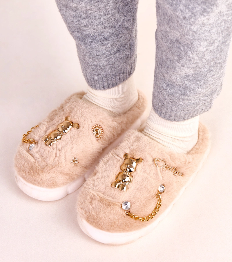 Béžové uzavreté papuče s ozdobami Tracy