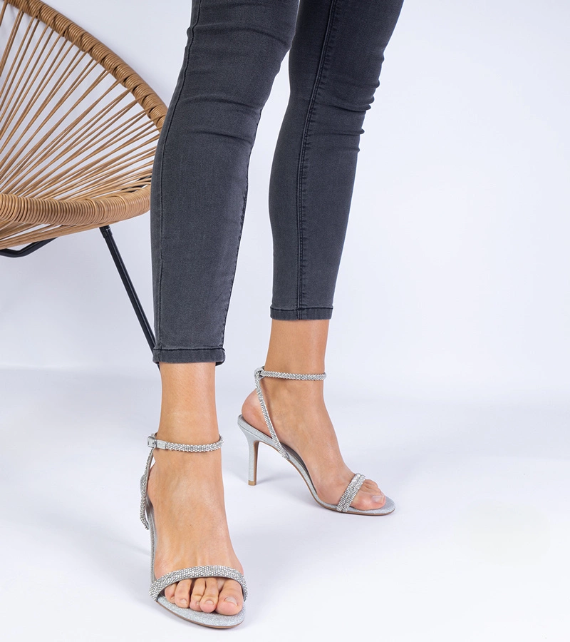 Strieborné elegantné sandále na ihličkách zdobené kryštálikmi Paleriz