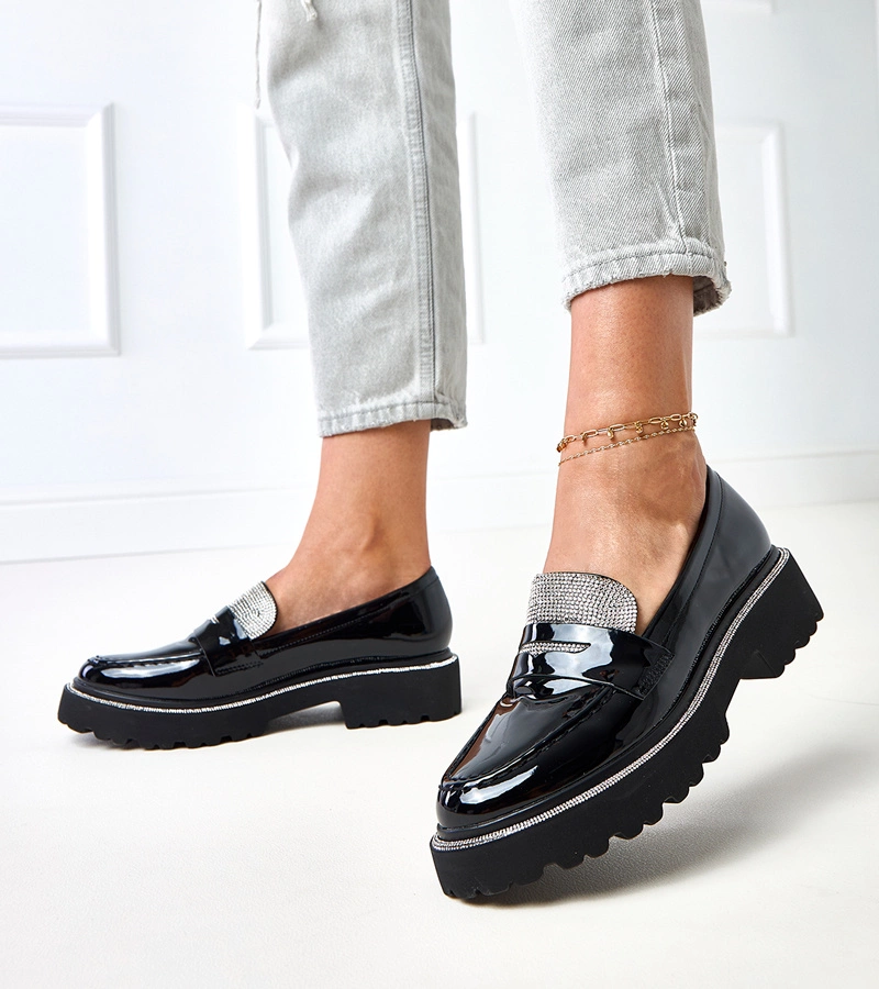 Čierne lakované mokasíny zdobené kamienkami Laures