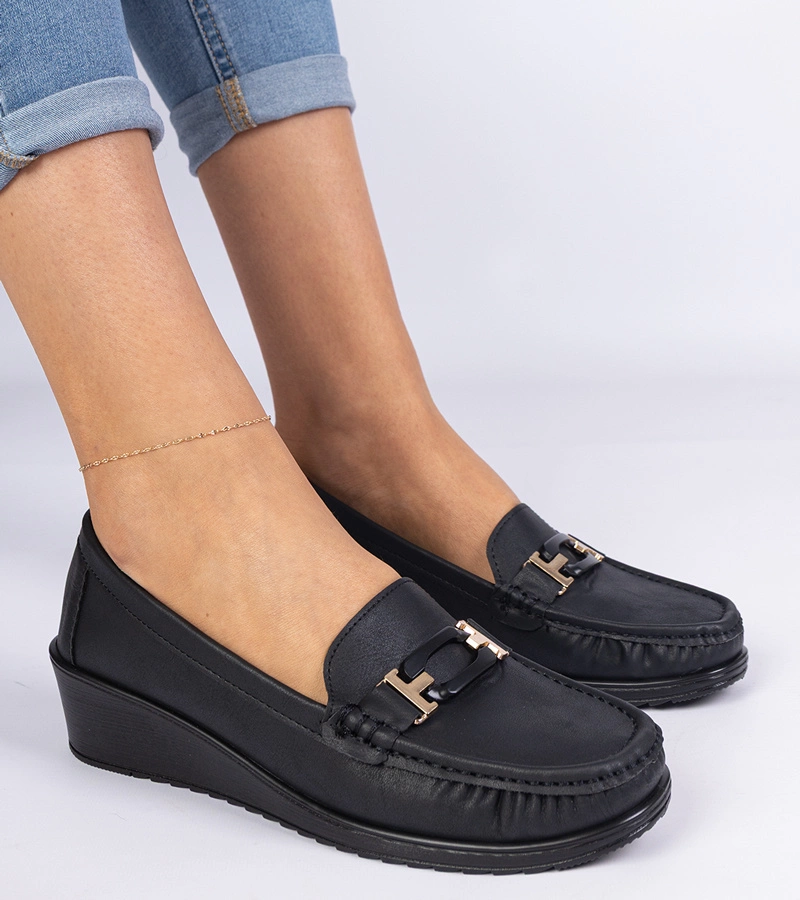 Čierne dámske mokasíny na klinovom podpätku z eko kože Kappi