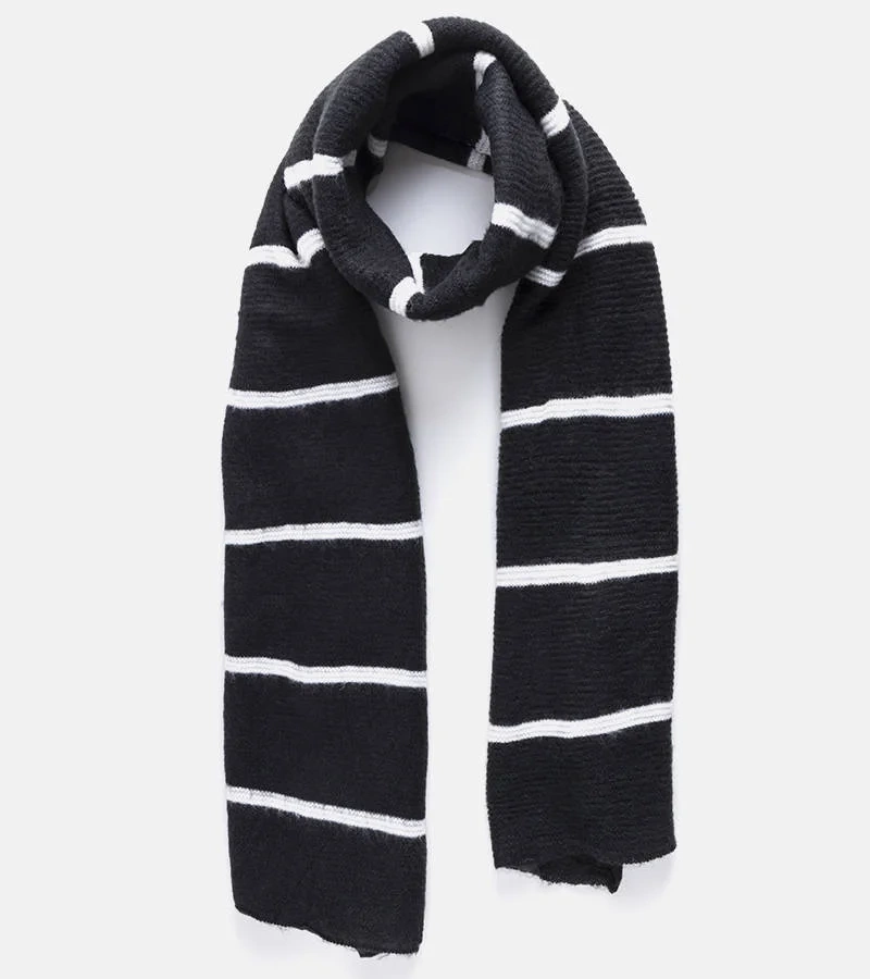 Čierny šál s bielymi pruhmi Kari