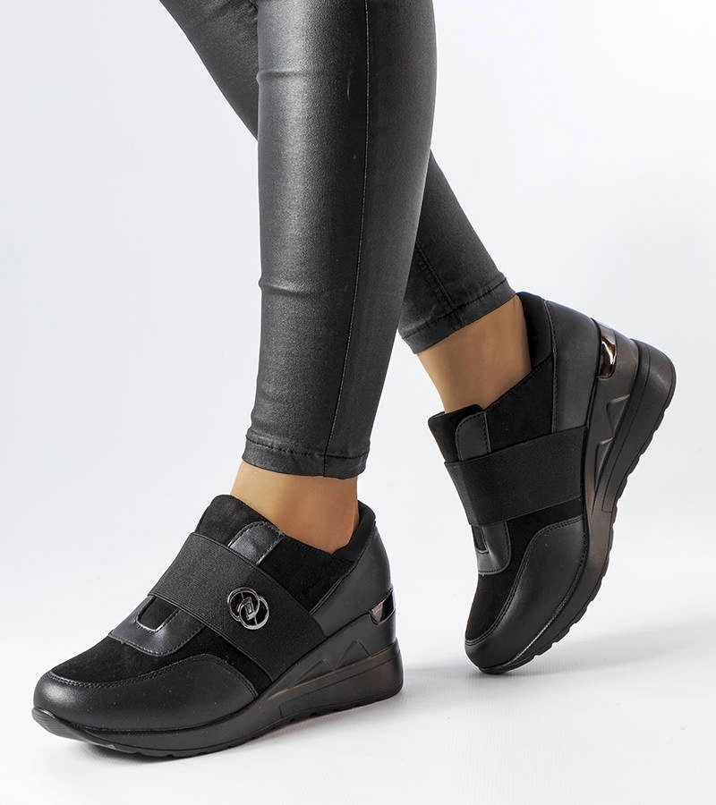 Čierne slip-on tenisky s platformovým podpätkom