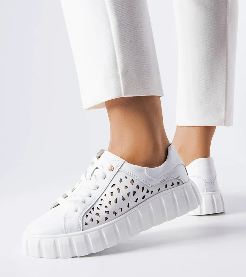 Biele tenisky s náplasťovými vložkami