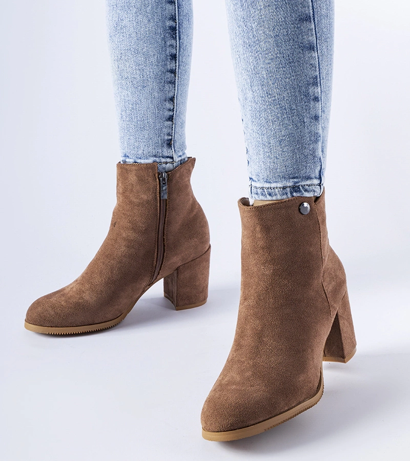 Hnedé členkové čižmy na nízkom podpätku z eko-zamšu Risano.