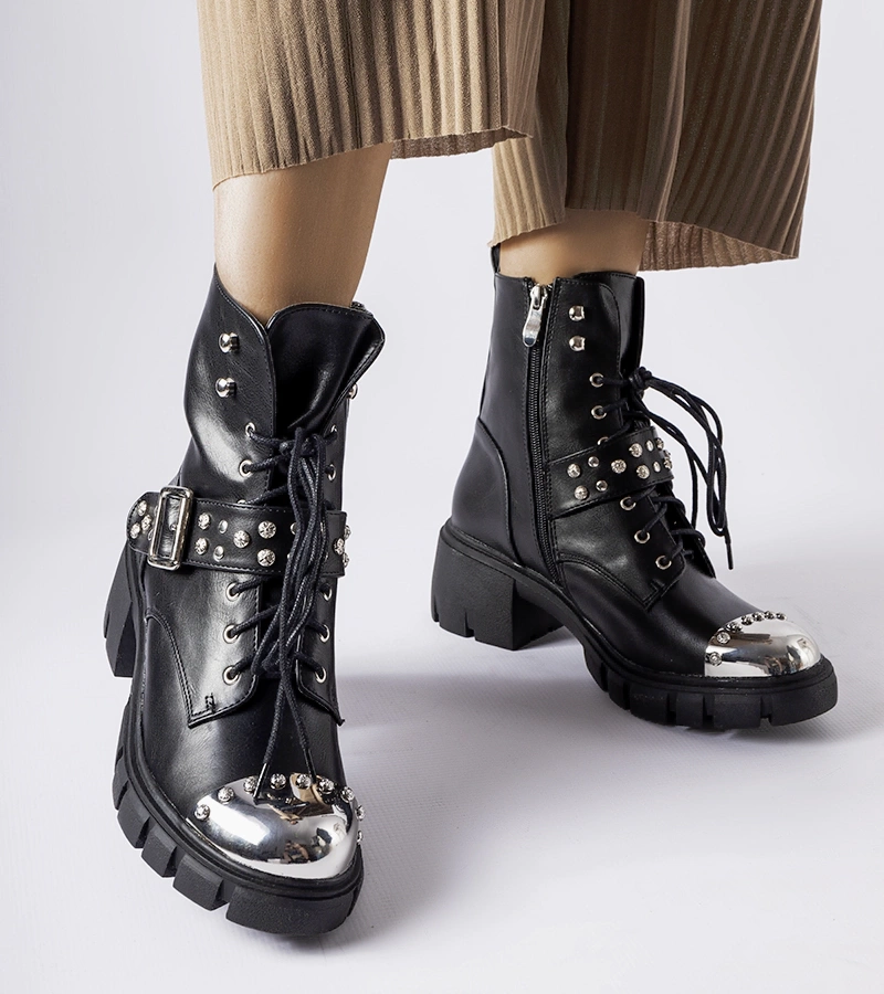 Čierne ozdobné čižmy na plochom podpätku od značky Garret