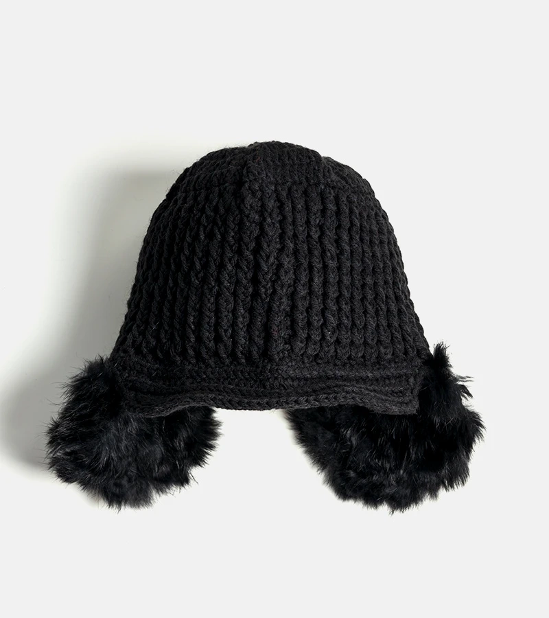 Čierna čiapka s chráničmi uší Zora