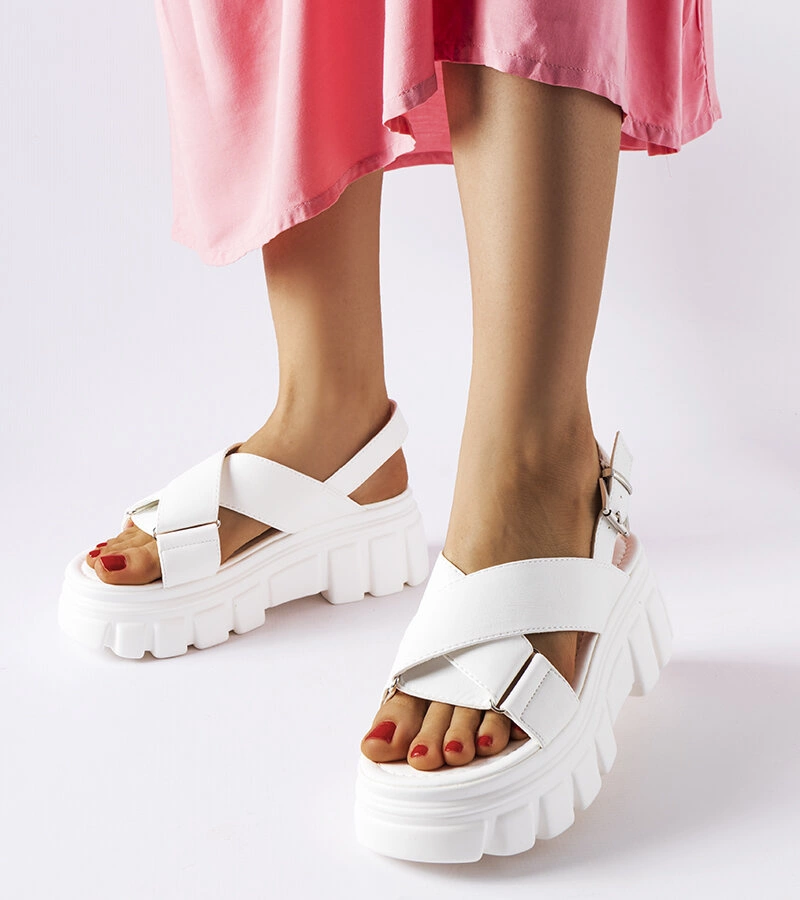 Biele elegantné sandále Torriana na platforme