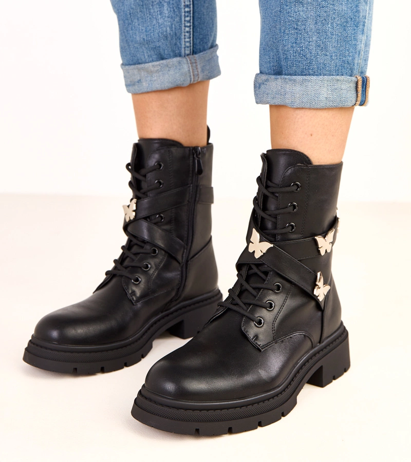 Čierne členkové čižmy zdobené motýlikmi Justia