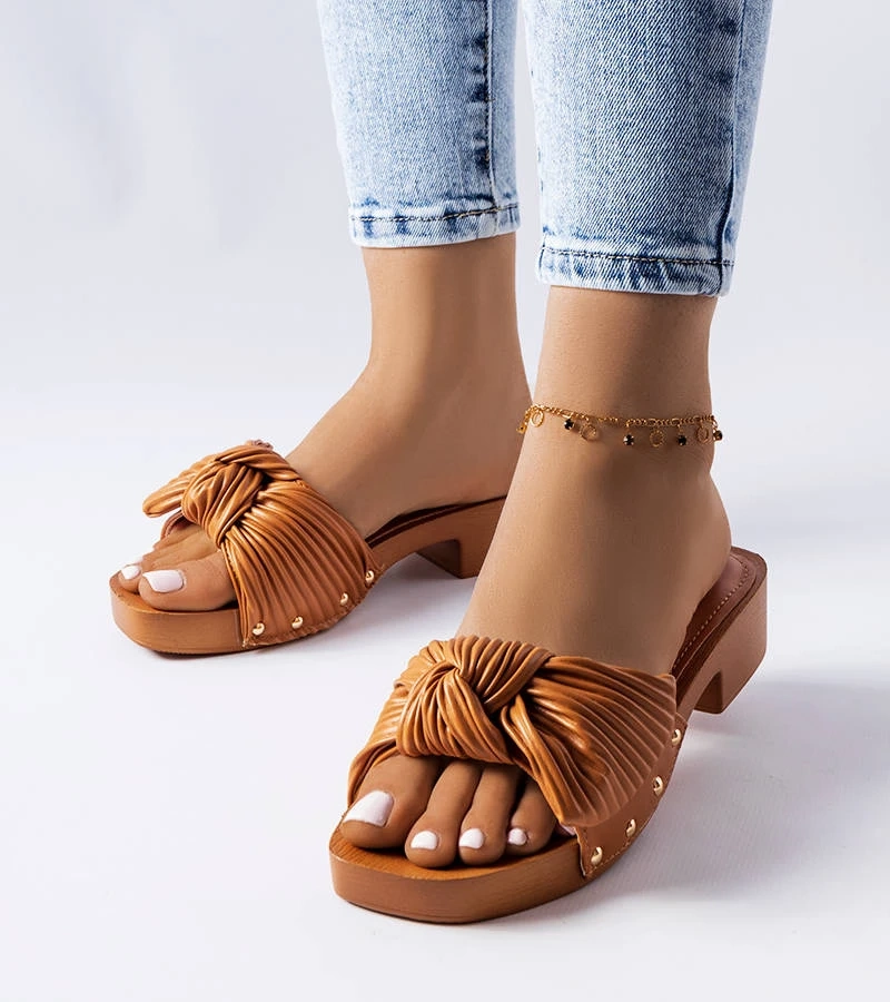 Hnedé žabky na nízkom poste Rocheforta