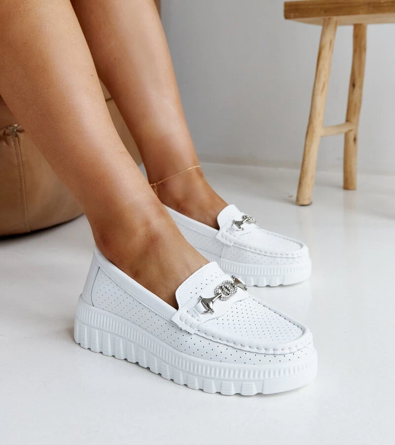 Biele kožené poltopánky s dekoratívnou sponou Taija