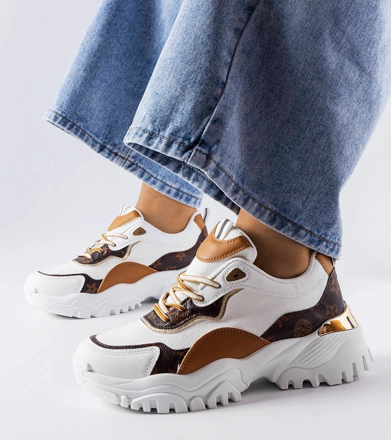 Biele tenisky na nepravidelnej podrážke od spoločnosti Alta