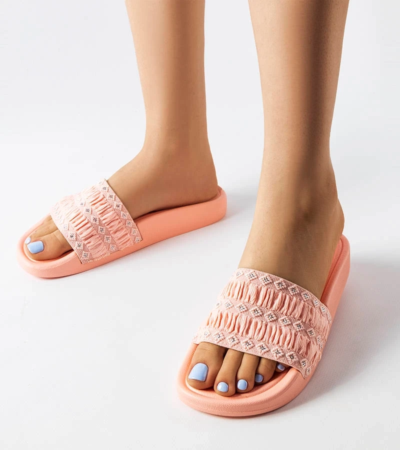 Ružové žabky zdobené Ernestovým záhybom