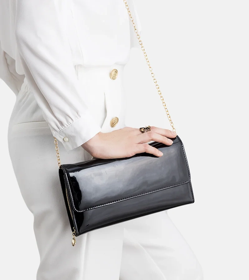 Čierna lakovaná kabelka Korgas