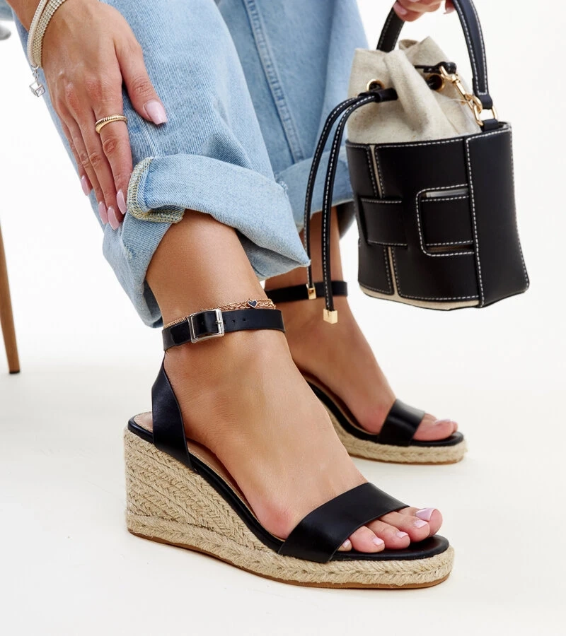 Čierne sandále na platforme Koura