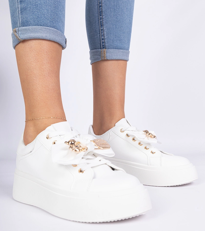 Biele tenisky zdobené mašľou a zlatým medvedíkom Karinka