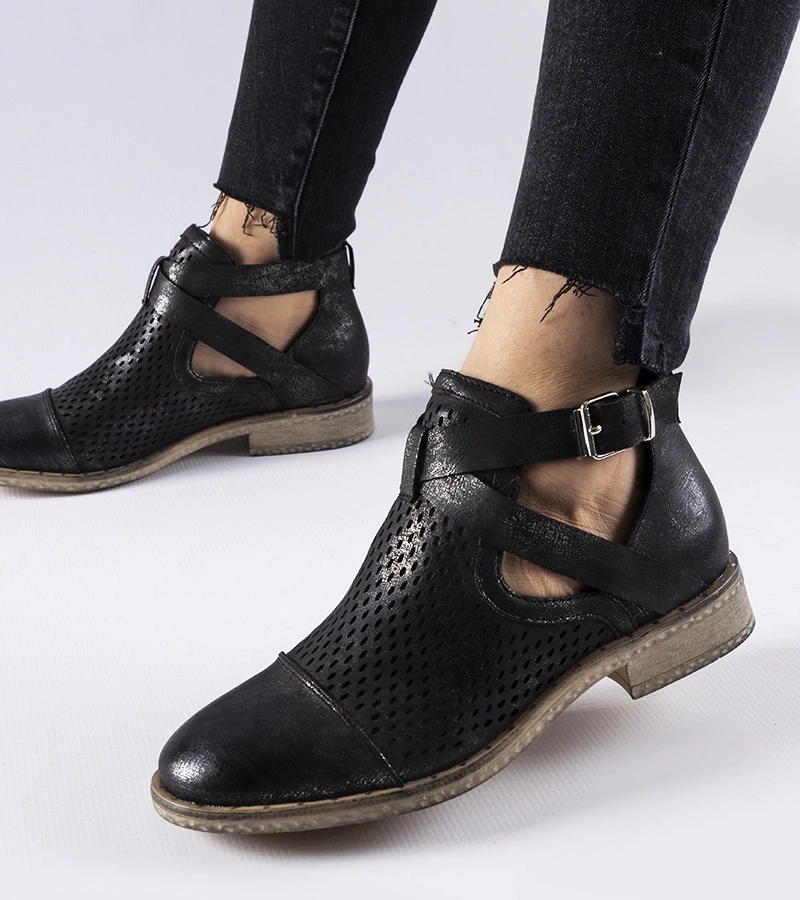 Čierne vzorované výrazne vystrihnuté čižmičky Kooter