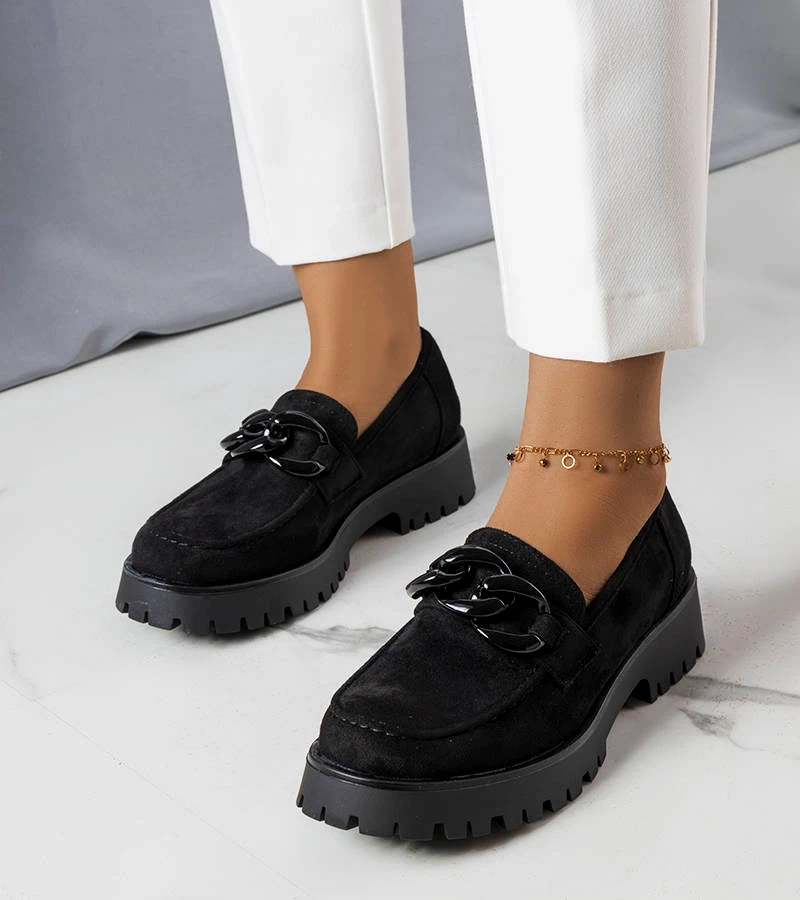 Čierni páni zdobení reťazou Arpin