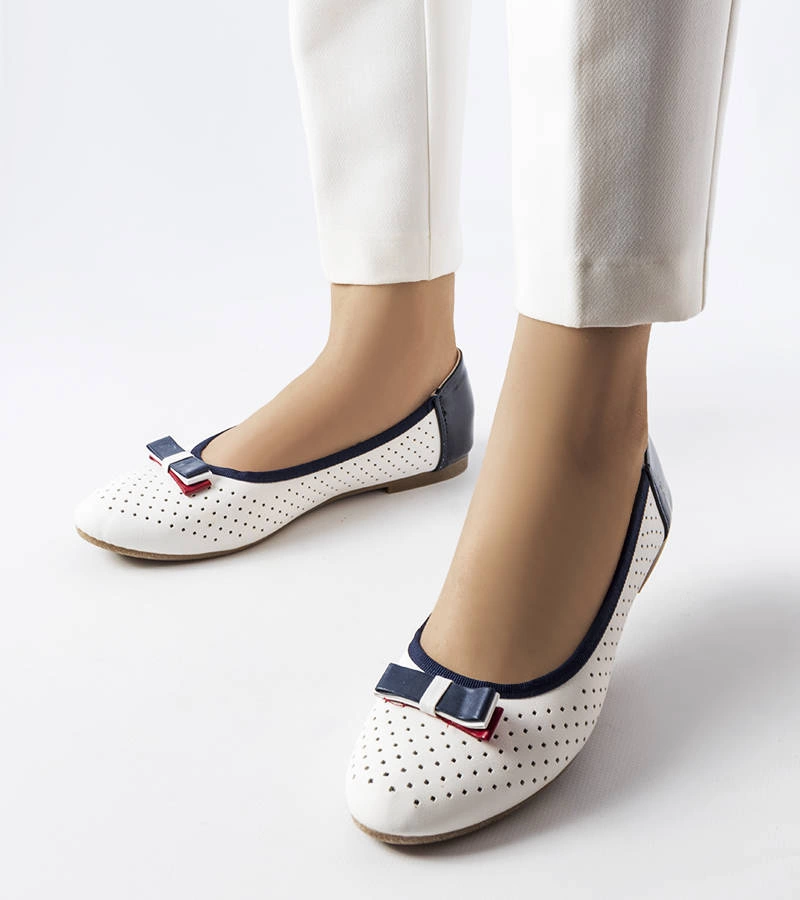 Biele ažurové balerínky s mašľou od značky Tisser