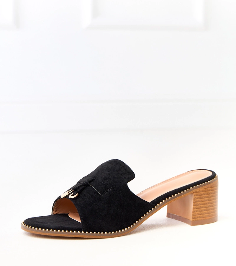 Čierne šľapky na podpätku s ozdobou na remienku Gariend