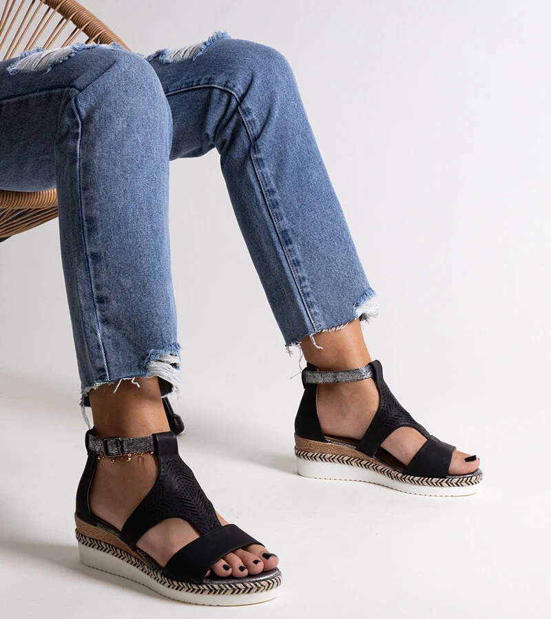 Čierne sandále na nízkom platforme Tiuma