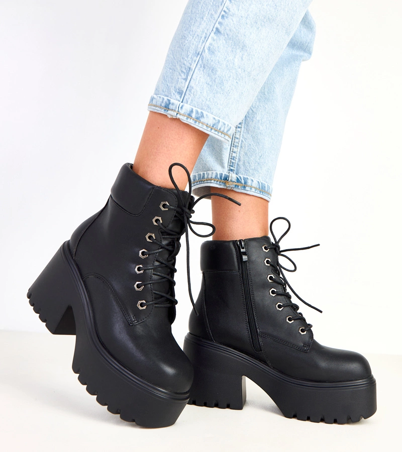 Čierne členkové topánky na masívnom podpätku a platforme Janja