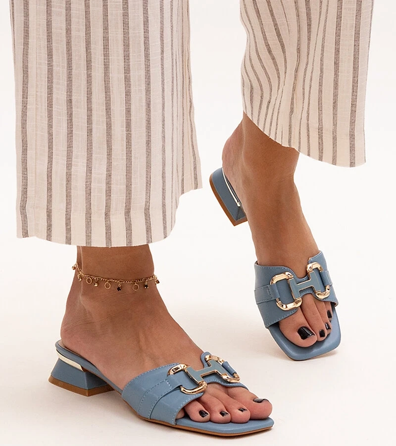 Pantofle na nízkom podpätku s dekoratívnou sponkou Luara