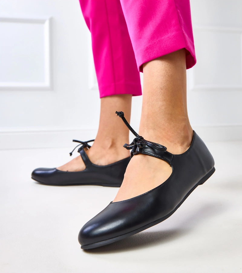 Čierne balerínky viazané na členku Sallay