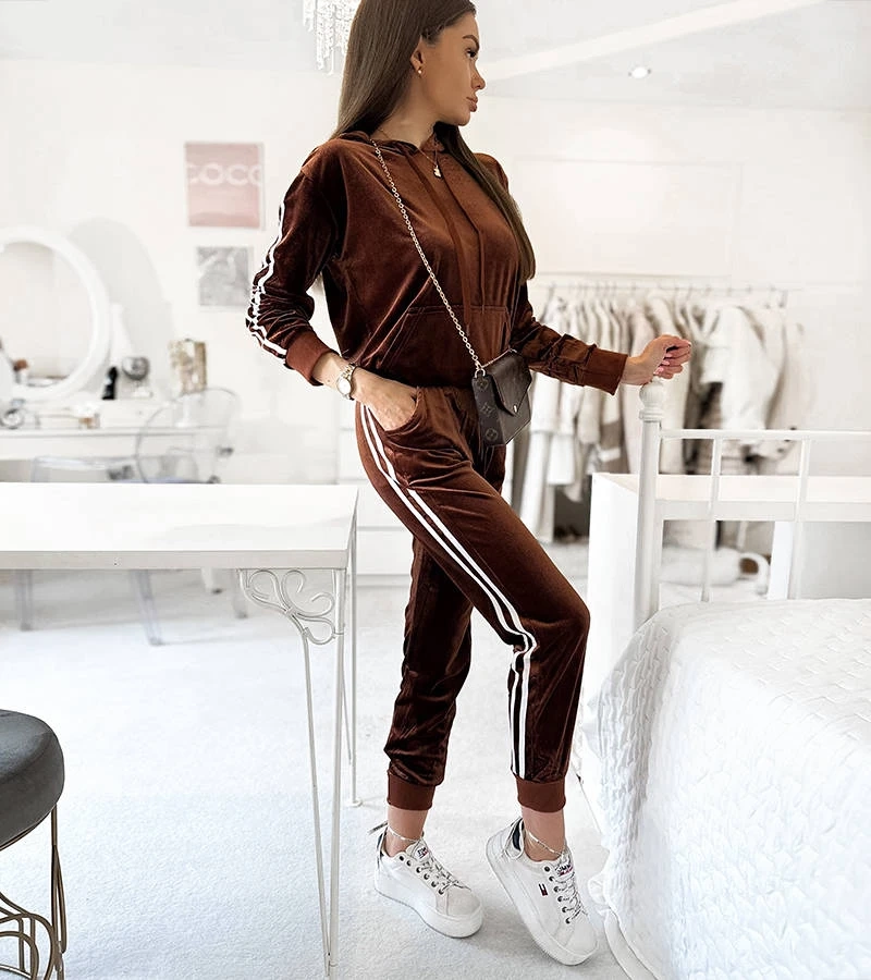 Hnedá velúrová súprava s pruhmi Orion