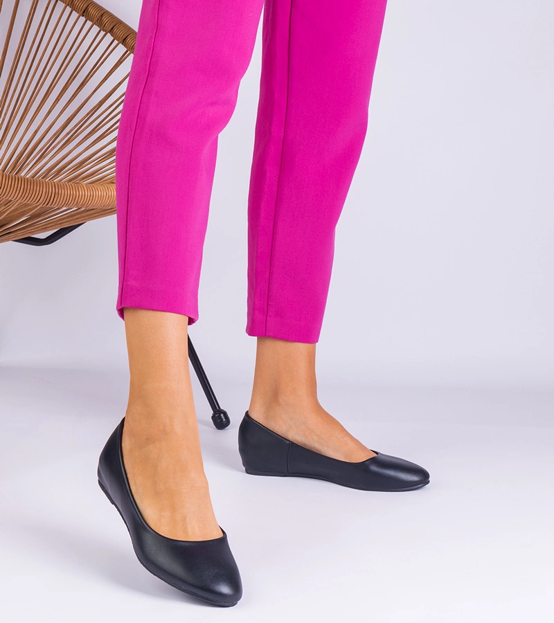 Čierne balerínky na skrytom klinovom podpätku z ekokože Savelia