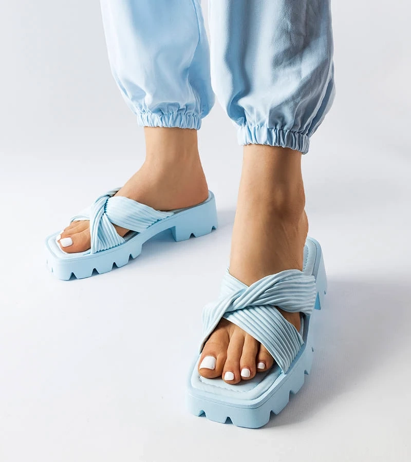 Modré žabky na podrážke traktora Dubé