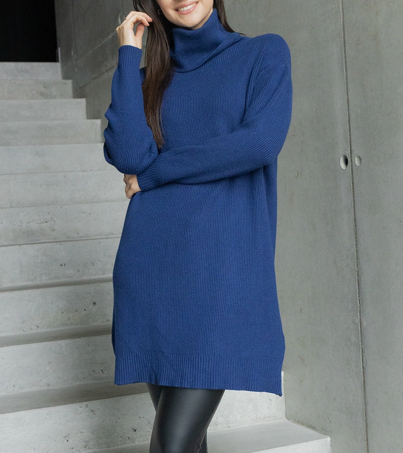 Dlhý tmavomodrý mäkký sveter s rolákom Kali