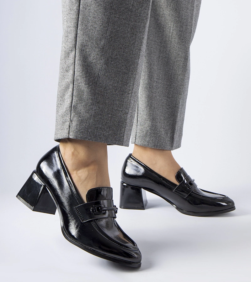 Čierne lakované členky na podpätku Cornello