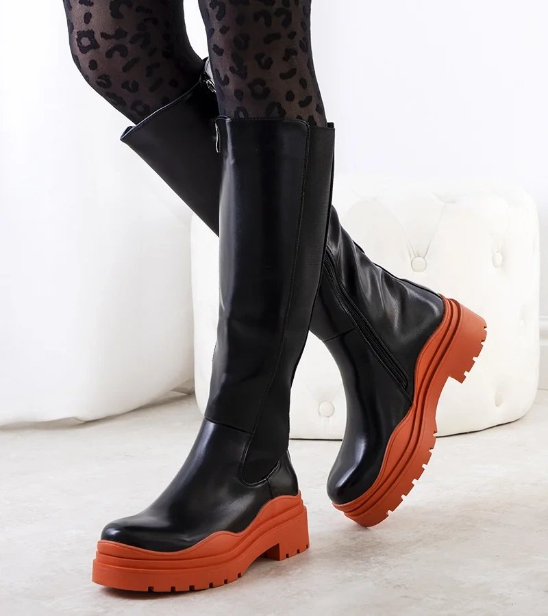 Čierne čižmy na farebnej podrážke značky Pura